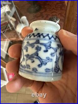 Antique Chinese qing dynasty blue & white porcelain inkwell