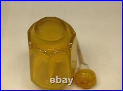 Chinese Qing Dynasty Transfarentcy Yellow Amber Glass Snuff Bottle